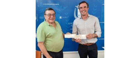 EL ALCALDE ENTREGA CHEQUE AL PRESIDENTE DEL BOLLULLOS CF