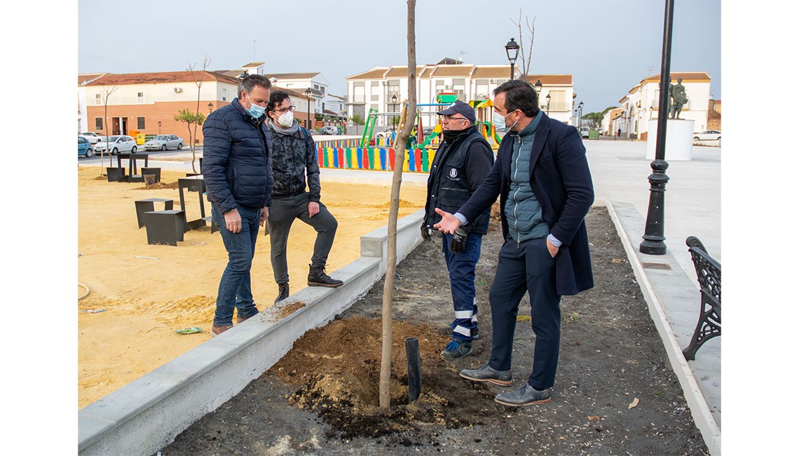 SE COMPLETA LA REMODELACIÓN DE LA PLAZA 1º DE MAYO CON LA PLANTACIÓN DE 50 ÁRBOLES Y PLANTAS