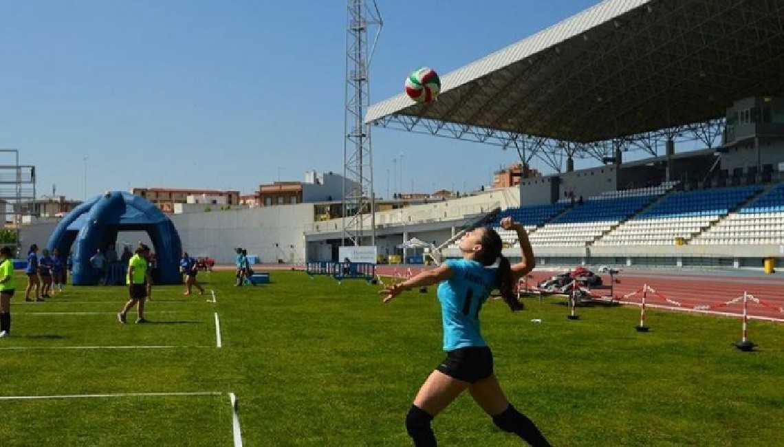 LA BOLLULLERA ADRIANA NAVARRO TRIUNFA EN EL VOLEIBOL FEMENINO