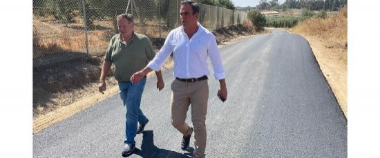 EL ALCALDE VISITA LAS OBRAS DE ASFALTADO DEL CAMINO DE ALMONTE