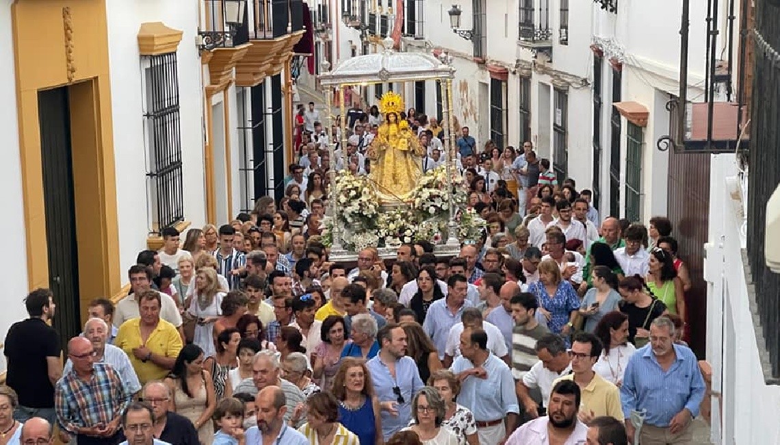 LA CORPORACIÓN MUNICIPAL RECIBE A SU PATRONA EN EL PÓRTICO DEL AYUNTAMIENTO