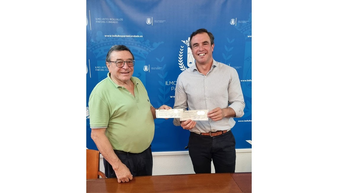 EL ALCALDE ENTREGA CHEQUE AL PRESIDENTE DEL BOLLULLOS CF