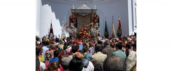 LA HERMANDAD DEL ROCÍO HACE SU PRESENTACIÓN ANTE LA VIRGEN DEL ROCÍO