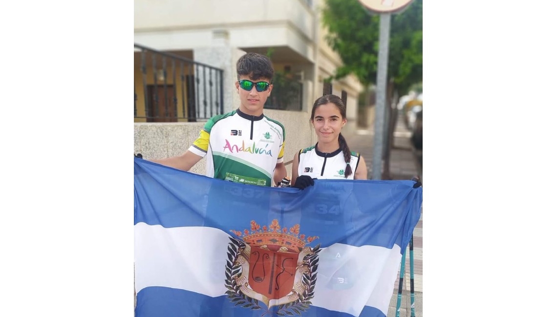 LOS BOLLULLEROS OLIVER DOMÍGUEZ Y CECILIA BENÍTEZ CAMPEONES DE ESPAÑA DE MARCHA NÓRDICA