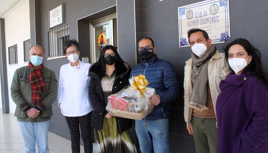 AYUNTAMIENTO Y APYME ENTREGAN LAS CESTAS DE LA CAMPAÑA DE NAVIDAD