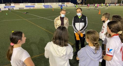 EL CONCEJAL DE DEPORTES VISITA LOS ENTRENAMIENTOS DE FÚTBOL FEMENINO