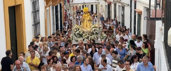 LA CORPORACIÓN MUNICIPAL RECIBE A SU PATRONA EN EL PÓRTICO DEL AYUNTAMIENTO