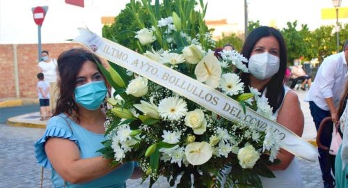 EL AYUNTAMIENTO PARTICIPA EN LA OFRENDA EN EL MONUMENTO A SAN ANTONIO CON UN CENTRO DE FLORES