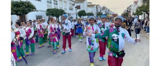 LAS CALLES DE BOLLULLOS SE LLENARON DE COLORIDO EN EL DESFILE DE CARNAVAL