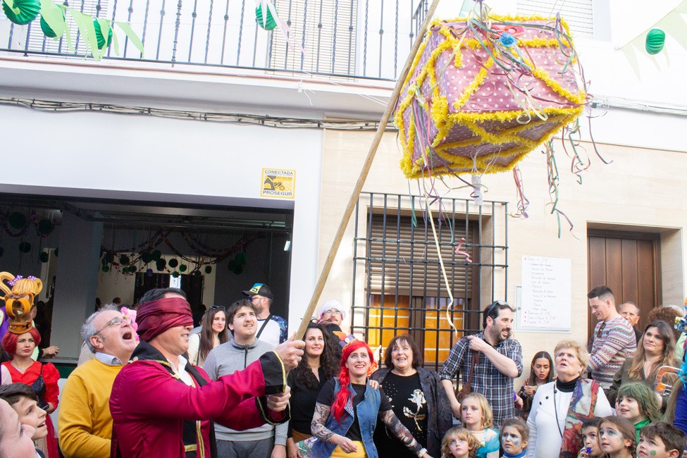 COLOR, COPLAS Y BUEN AMBIENTE EN EL DOMINGO DE PIÑATA