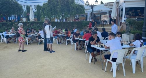 EL PARQUE RAMOS MANTIS ACOGIÓ LA TERCERA  CITA DEL VERANO DE “AJEDREZ EN LA CALLE”