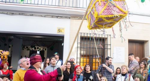 COLOR, COPLAS Y BUEN AMBIENTE EN EL DOMINGO DE PIÑATA