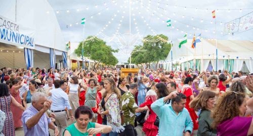 BAILE POR SEVILLANAS EN EL REAL CON UN FLASH MOB MULTITUDINARIO