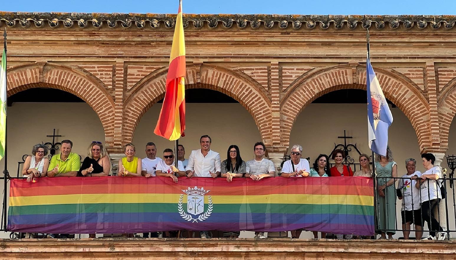 LA BANDERA MULTICOLOR LUCE EN EL PÓRTICO MUNICIPAL PARA EL 28J DÍA DEL ORGULLO LGTBI