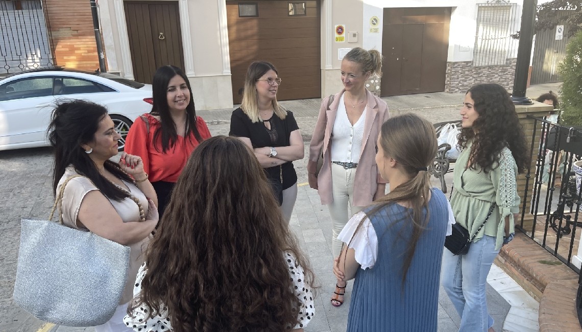 EL AYUNTAMIENTO ENTREGA ALIMENTOS EN EL MONUMENTO DE LA VIRGEN DEL ROCÍO