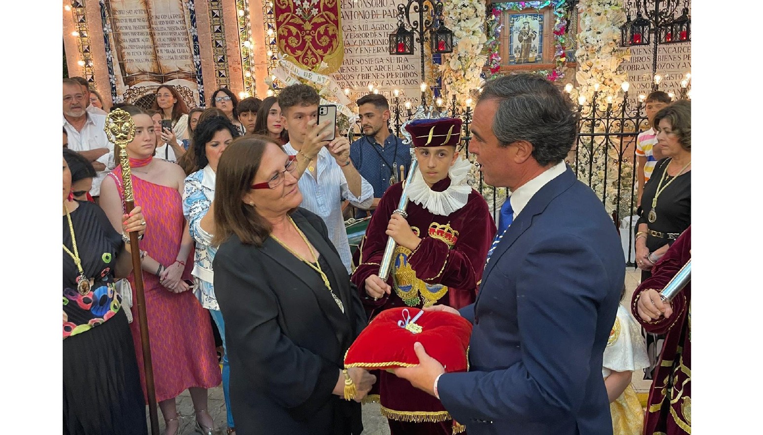 MEDALLA DE ORO DE LA CIUDAD A SAN ANTONIO EN SU 250 ANIVERSARIO