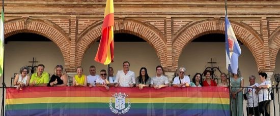 LA BANDERA MULTICOLOR LUCE EN EL PÓRTICO MUNICIPAL PARA EL 28J DÍA DEL ORGULLO LGTBI