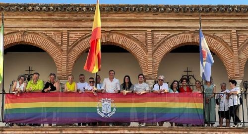 LA BANDERA MULTICOLOR LUCE EN EL PÓRTICO MUNICIPAL PARA EL 28J DÍA DEL ORGULLO LGTBI