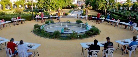 EL PARQUE MUNICIPAL SE CONVIRTIÓ EN UN ‘GRAN TABLERO’ PARA EL SEGUNDO DÍA DE AJEDREZ EN LA CALLE