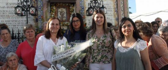 EL AYUNTAMIENTO REALIZA UNA OFRENDA FLORAL A SAN ANTONIO