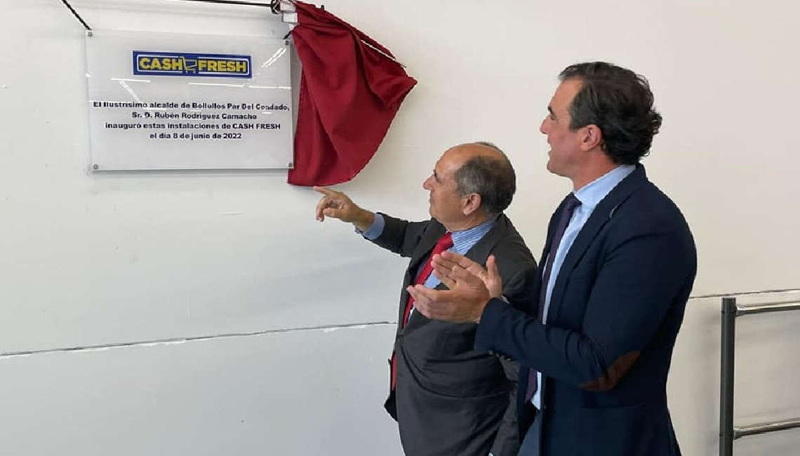 EL ALCALDE Y EL PRESIDENTE DEL GRUPO MAS INAUGURAN EL NUEVO CASH FRESH DE #BOLLULLOS.