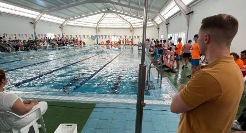 ÉXITO EN EL I TROFEO ESCUELAS DE NATACIÓN  EN LA PISCINA MUNICIPAL