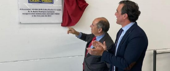 EL ALCALDE Y EL PRESIDENTE DEL GRUPO MAS INAUGURAN EL NUEVO CASH FRESH DE #BOLLULLOS.