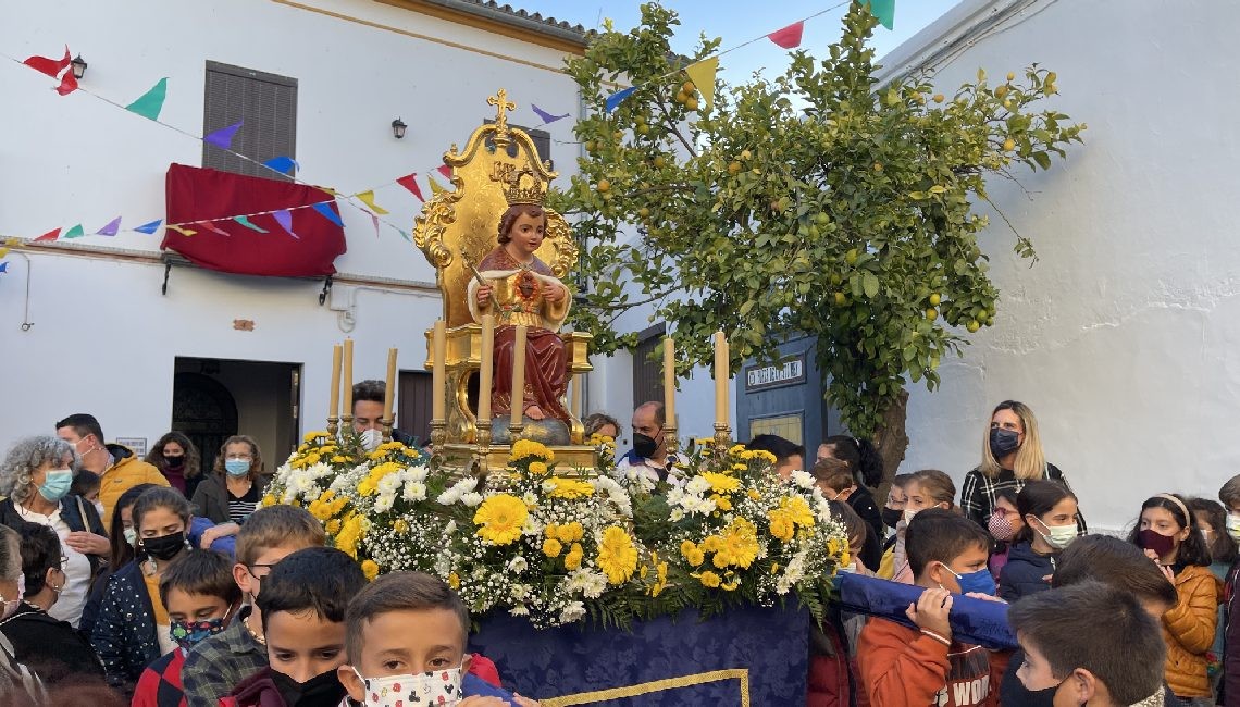 CRISTO REY VOLVIÓ A PROCESIONAR POR LAS CALLES DE BOLLULLOS