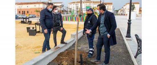 SE COMPLETA LA REMODELACIÓN DE LA PLAZA 1º DE MAYO CON LA PLANTACIÓN DE 50 ÁRBOLES Y PLANTAS